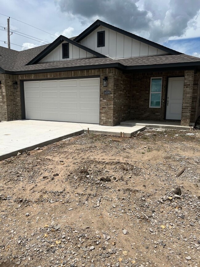 Building Photo - Brand New Duplex!