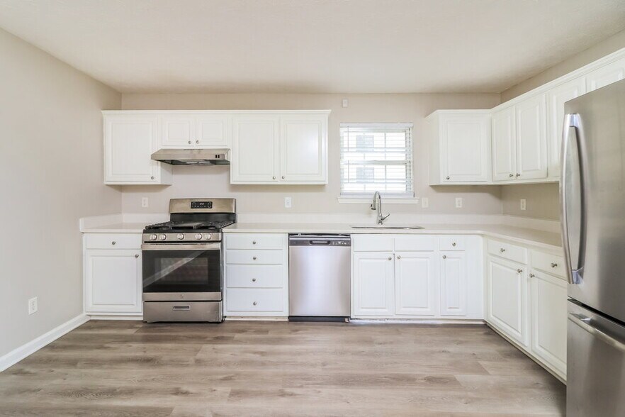 Building Photo - 2540 Lake Royale Dr