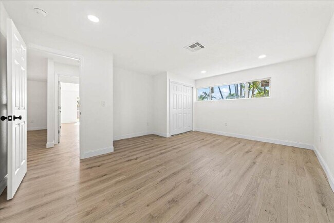 Building Photo - Stunning Newly Rehabbed Single-Family Home — Modern Design • Near Beach, Shopping & Dining!