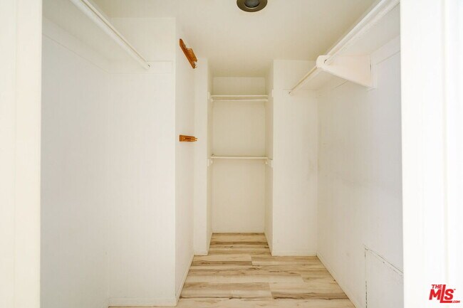Building Photo - 141 N Clark Dr
