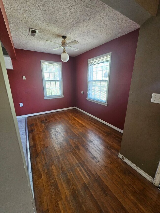 Building Photo - 3 bedroom | 1 bathroom | 1 car garage | Close to campuses & Rountree | Pets welcome!