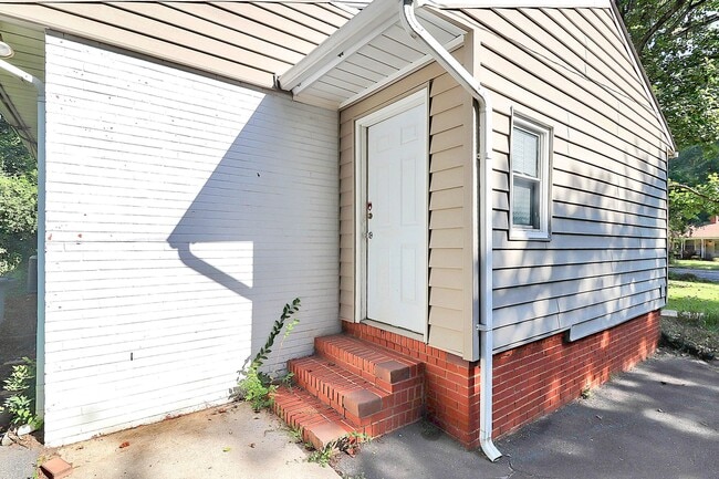 Building Photo - Discover the charm of this brick ranch nestled in the heart of Madison Park