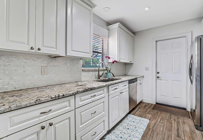 Building Photo - 532 N Palmway