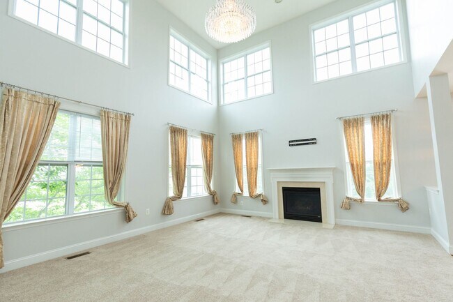 Building Photo - 5 Bed, 3.5 Bath, Single Family Home in Martinsburg, WV