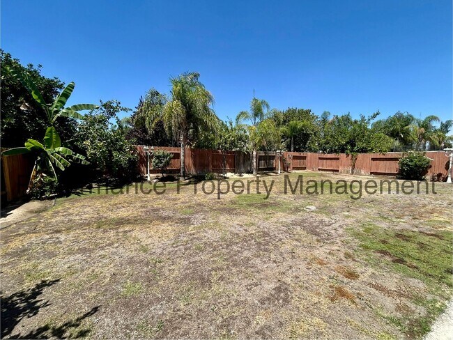 Building Photo - Stunning 5 Bed/3 Bath NW Bakersfield Home ...