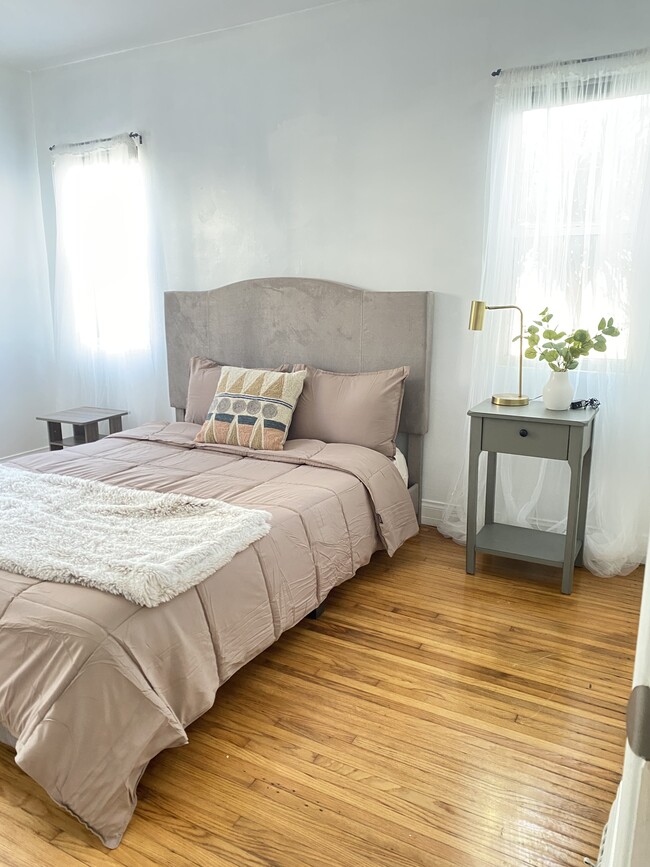 3rd bedroom with Queen size bed - 1350 Curson S Ave