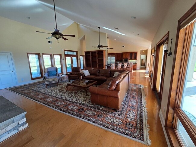 Building Photo - Private Country Living!!!