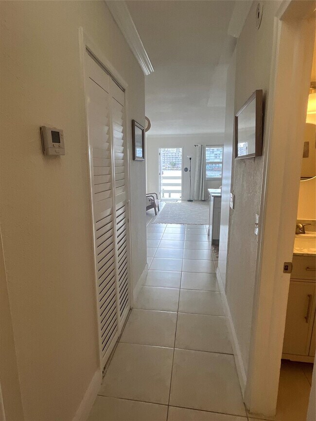 Building Photo - 2100 Diana Dr