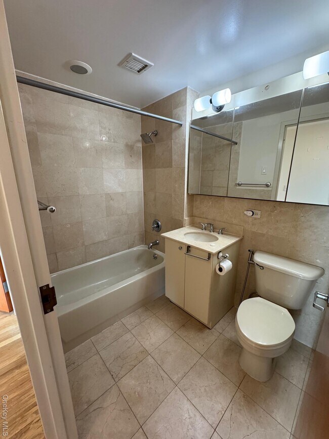 Building Photo - 116-24 Grosvenor Ln