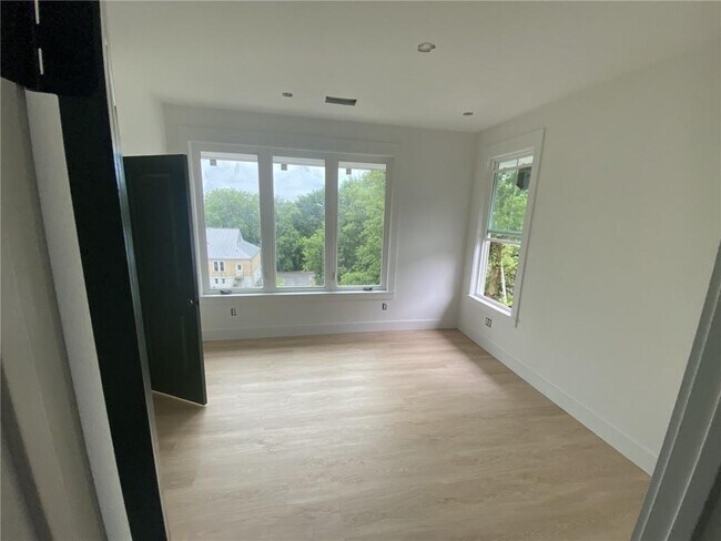 Building Photo - 313 W Rock St