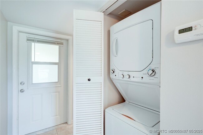 Building Photo - 5539 NE Gulfstream Way