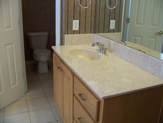 Building Photo - Beautiful 4-Bedroom Home - Heather Oaks