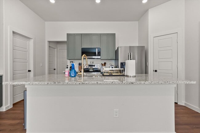 Building Photo - More Space, More Style, Welcome to 2507 Kenwood!