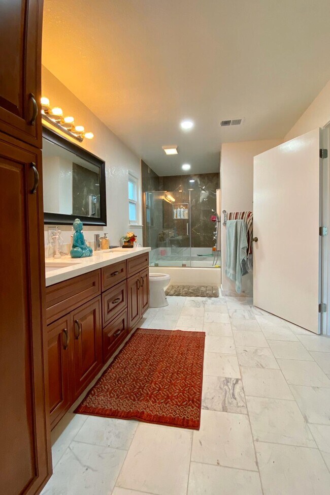 Building Photo - 2959 Silverland Dr