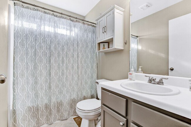 Building Photo - Stunning Open-Concept Home with Modern Amenities and Prime Location
