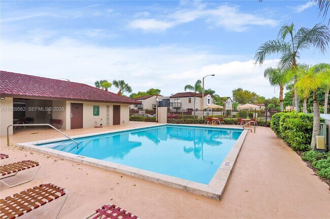 Building Photo - 10450 SW 154th Ct