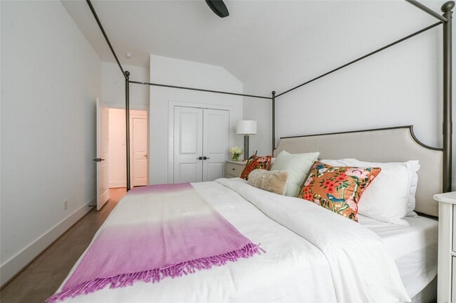 Building Photo - 5233 Darling St