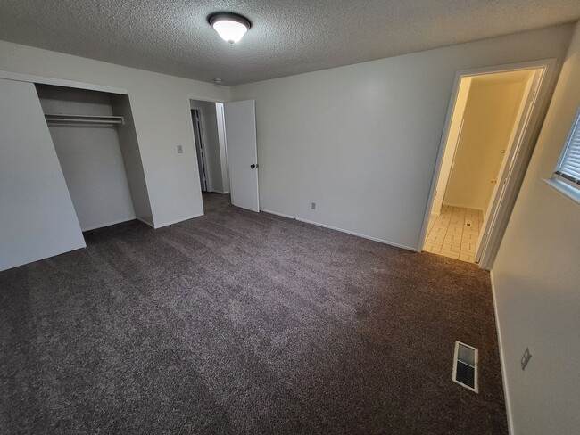 Building Photo - 4993 August Dr