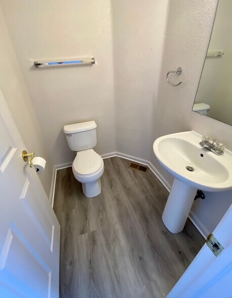 Building Photo - 1647 Wagonwheel Dr