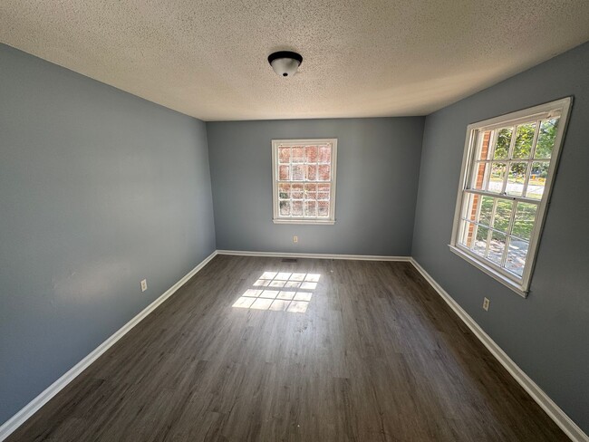 Building Photo - Renovated 3 Bed / 1 Bath Brick Ranch in Ea...