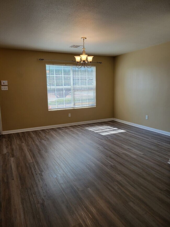 Building Photo - 2611 Echo Dr