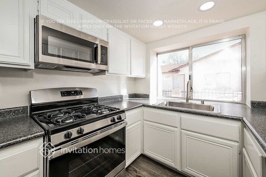 Building Photo - 888 Scarlet Ave