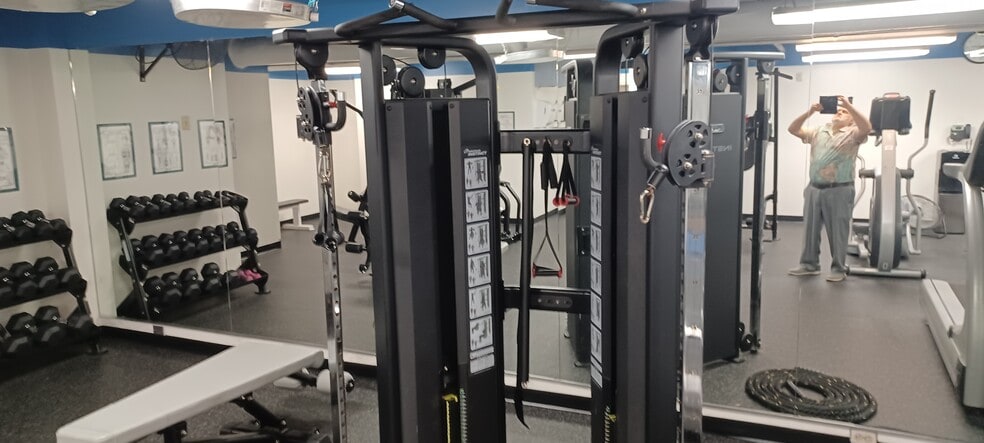 Building Photo - 2311 Pimmit Dr