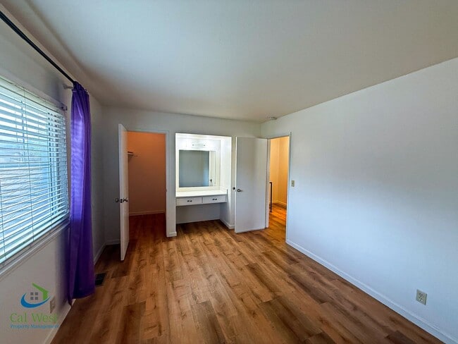 Building Photo - $2595 - 2 Bed/1 Bath Townhome in North San Jose-Near Lightrail