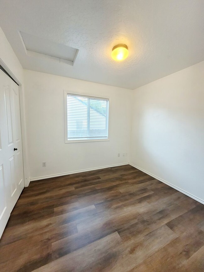 Building Photo - Newly upgraded 4 bedroom