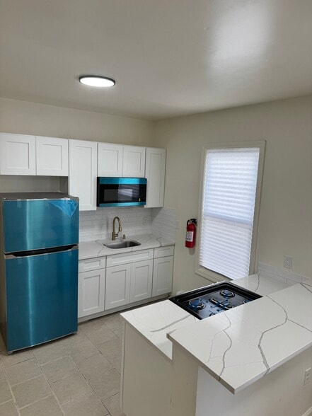 Building Photo - 587 Grove St