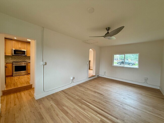 Building Photo - Beautifully remodeled mid-century modern h...