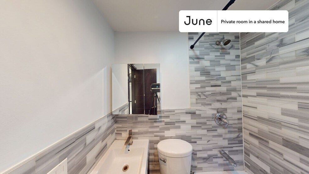 Building Photo - Private bedroom in 4 bed/1 bath Home