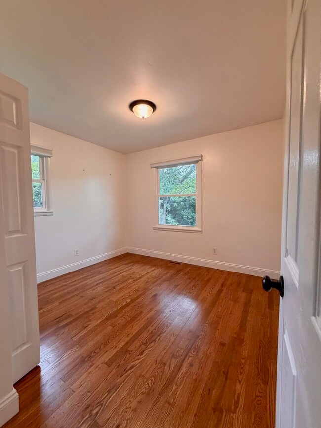 Building Photo - 5S481 Glenoban Dr