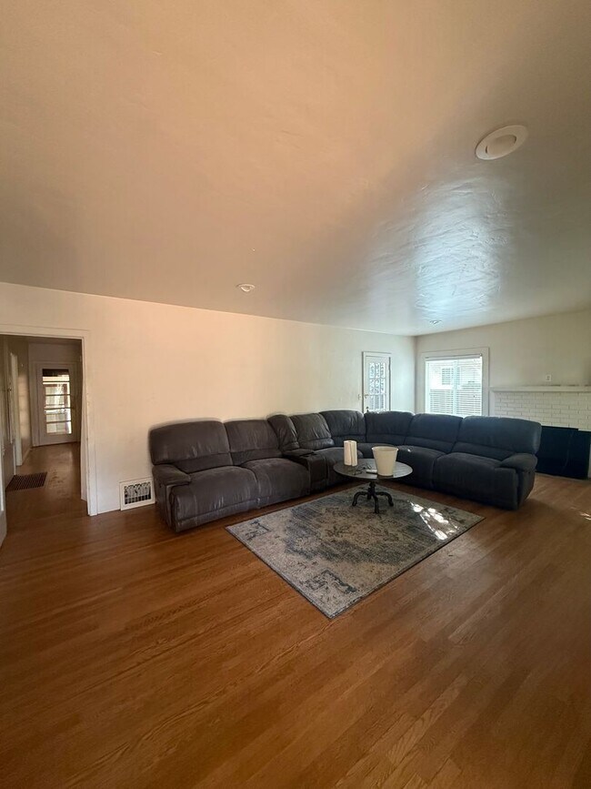 Building Photo - Large Home steps from UCD!-December Rent Free