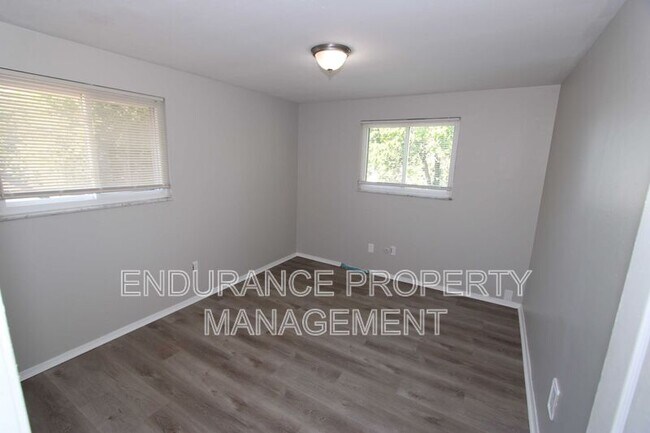 Building Photo - 2131 Kensington Dr
