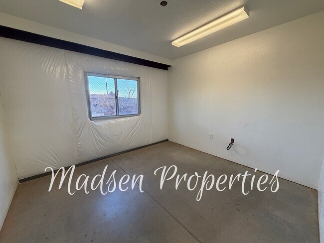 Building Photo - 1115 E Ewald Ct