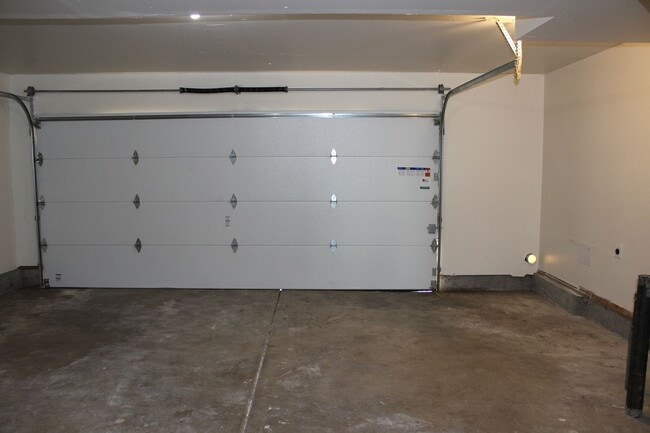 Building Photo - 4 BR, 2 1/2 BA home with fenced yard.