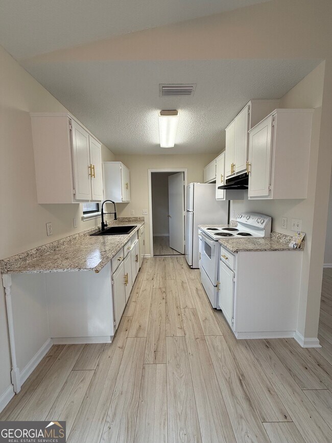 Building Photo - 204 Westgate Cir