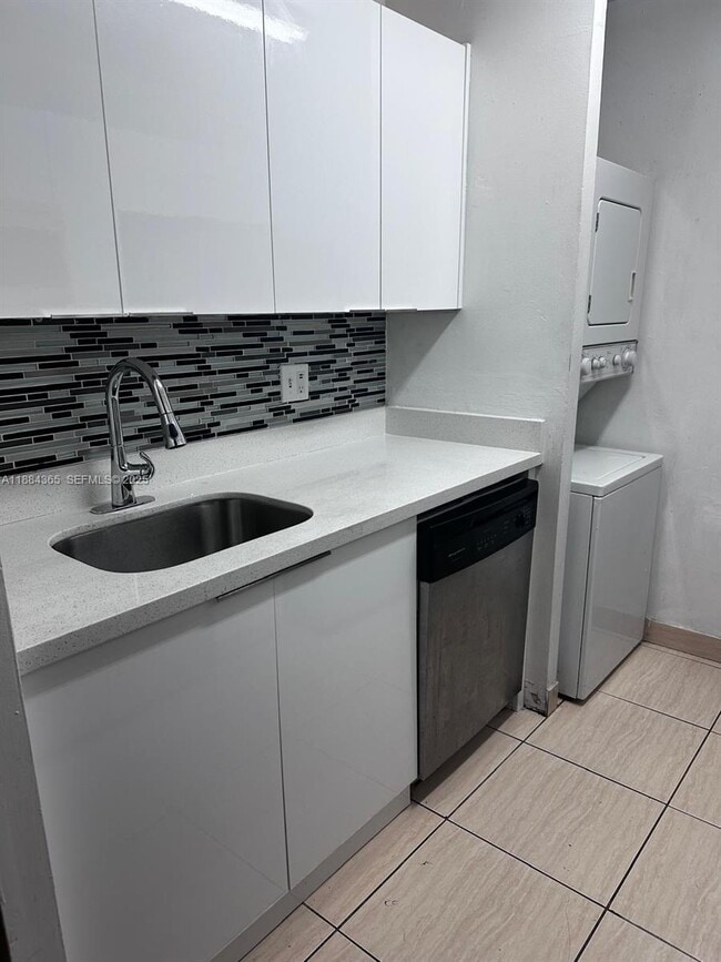 Building Photo - 10124 Twin Lakes Dr