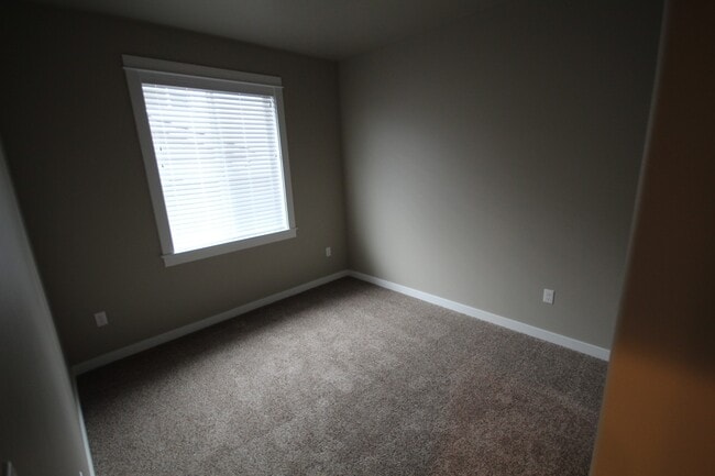 Building Photo - Like New Home Near Hospital, All Appliances, Air Conditioning, Fenced Yard, Dbl Garage