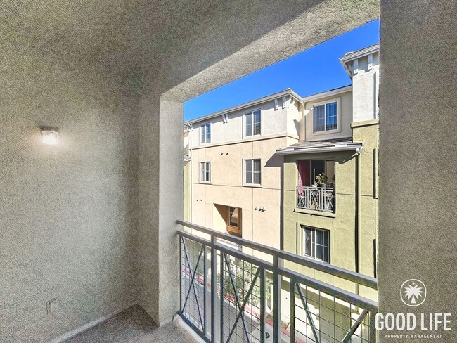 Building Photo - Beautiful 3BD/3BA W/ A/C, Attached Garage, and Community Pool in Kearny Mesa!