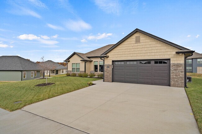 Building Photo - 3401 Yellowwood Dr