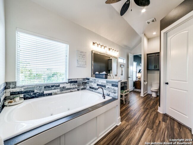 Building Photo - 5 Bedroom/3.5 Bathroom Home in the Ensenad...