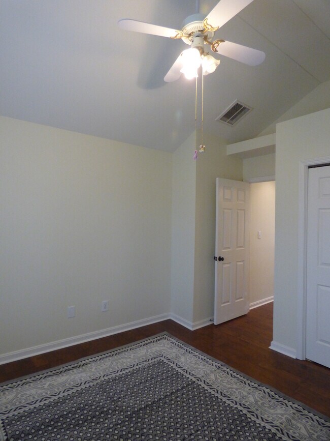 Building Photo - LOVELY HOME in Hamburg; Renovated, Garage, Many Upgrades!