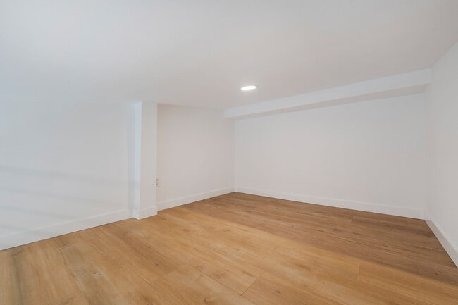 Building Photo - Warm & Inviting Hawthorne Home!