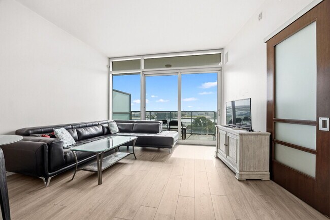 Building Photo - "Experience Urban Elegance: Spacious 2BR/2BA Condo in the Heart of Tampa!"