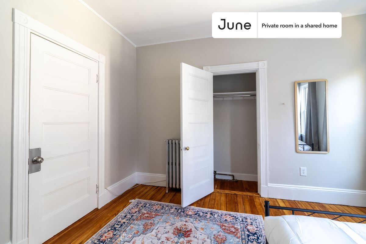 Building Photo - Private bedroom in 5 bed/2 bath Home