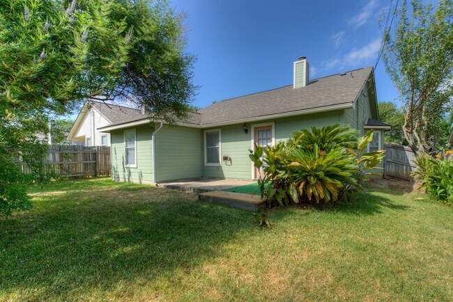 Building Photo - Great home with easy maintenance flooring.