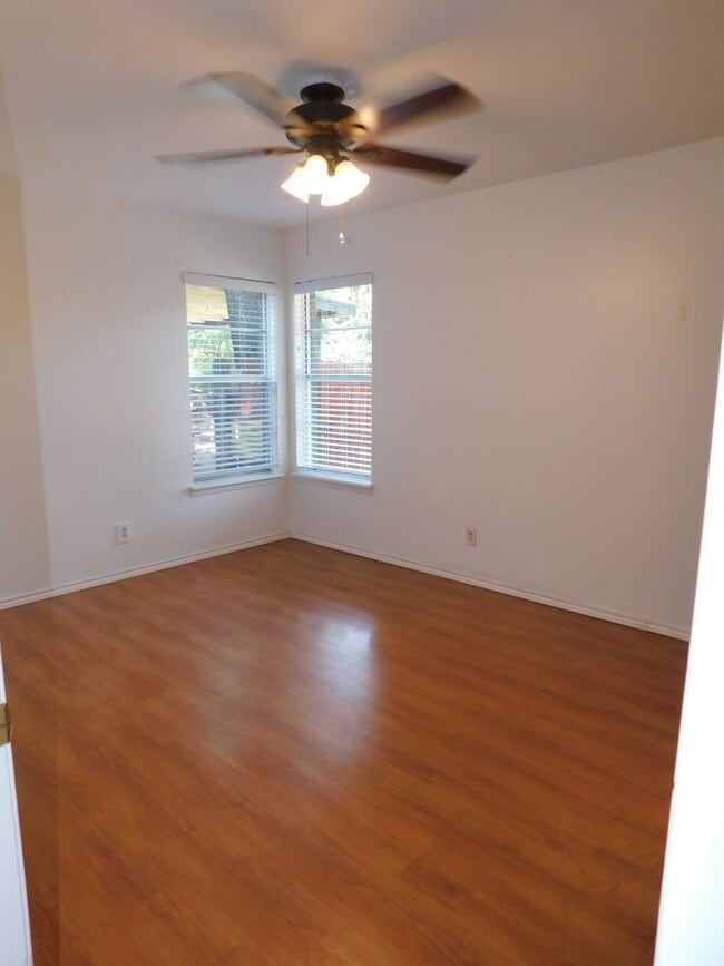 Building Photo - South Austin 2/2 with office