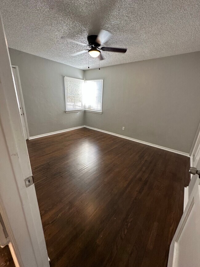 Building Photo - 1235 Roxbury Dr